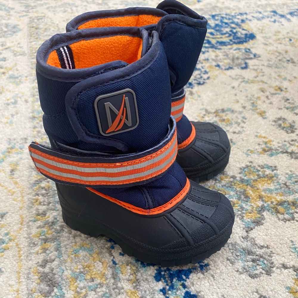 Gently Used toddler snow boots Sz 6